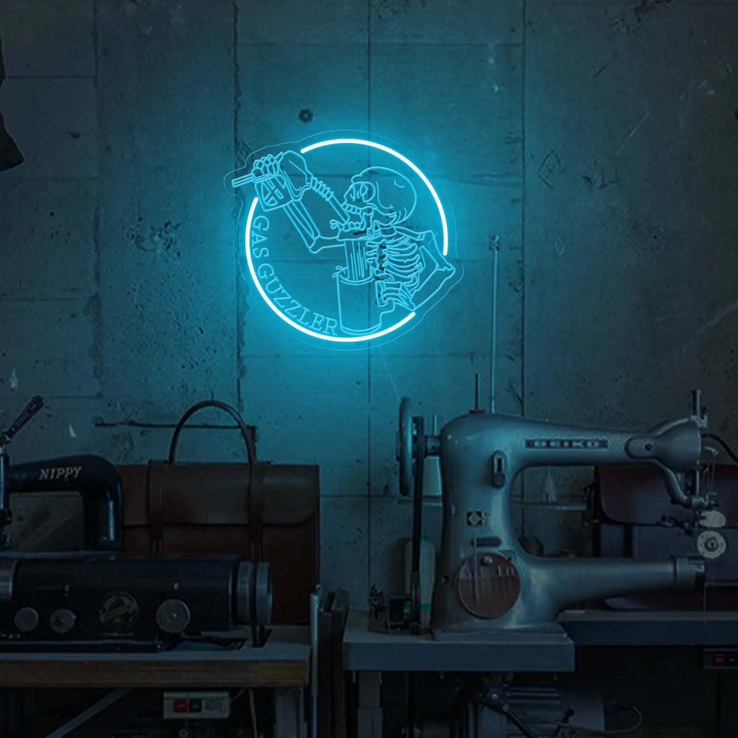 Gas Guzzler LED Wanddekoration