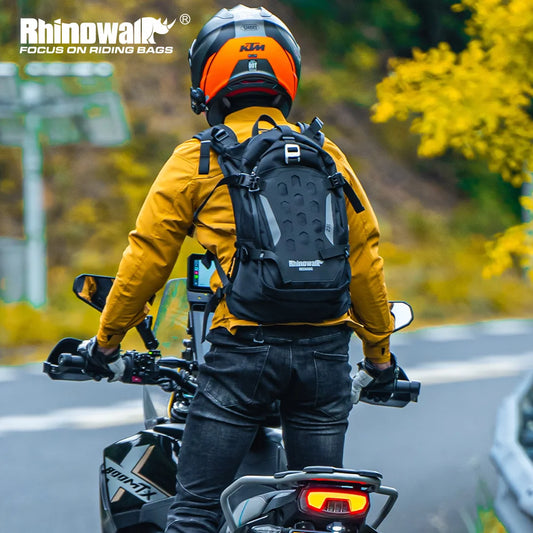 Motorradrucksack mit Helmhalter