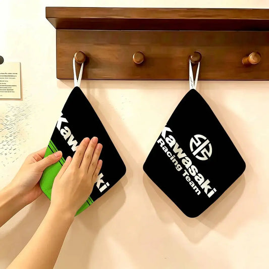 ผ้าเช็ดมือแขวนลายโมโต – ผ้าเนื้อบางเบาสำหรับห้องครัวและห้องน้ำ ขนาด 25x30cm
